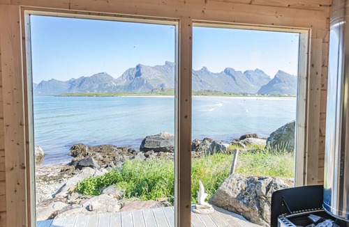 Flakstad Cottage | Beach side HeiaHytta in Fredvang