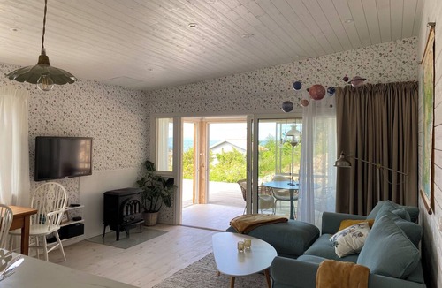 Lervik Cottage | Beachfront guesthouse in excellent condition