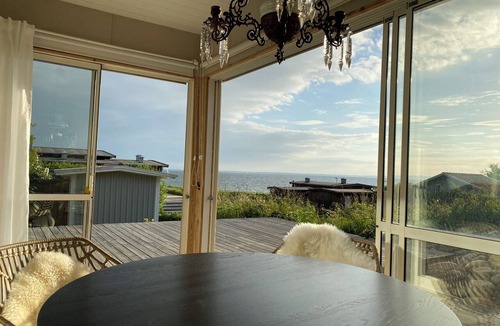 Lervik Cottage | Beachfront guesthouse in excellent condition