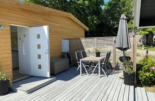 Lervik Cottage | Beachfront guesthouse in excellent condition