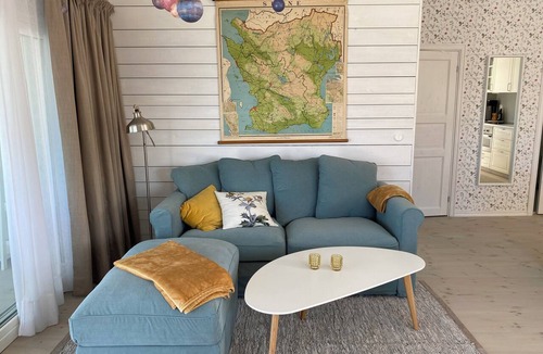 Lervik Cottage | Beachfront guesthouse in excellent condition