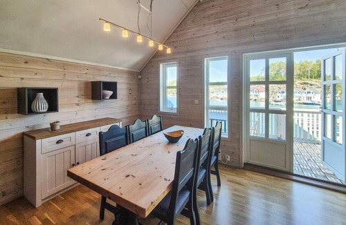 Sveio Apartment | Beautiful apartment in Auklandshamn with WiFi