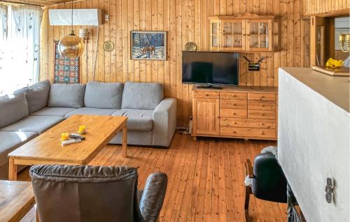 Fidjeland Apartment | Beautiful Apartment In Tjørhom With Lake View