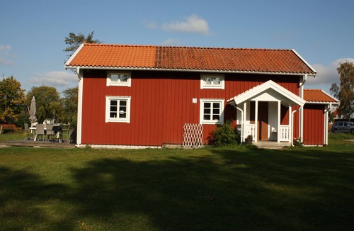 Vrigstad House | Beautiful cottage just 60 meters from the lake, Timber cottage