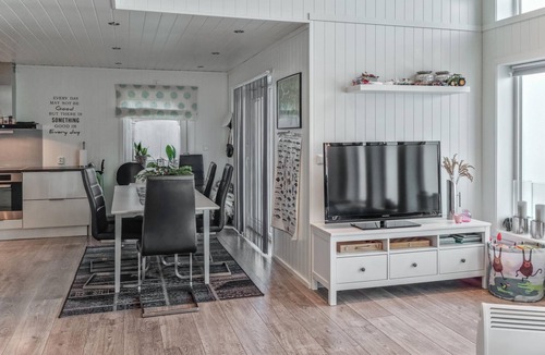 Lyngdal House | Beautiful cottage on a sunny and sheltered plot with panoramic views.