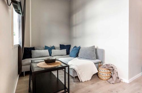 Sandviken Apartment | Beautiful Harbour Apartment With French Balcony