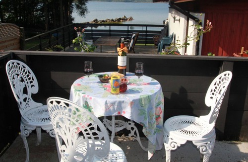 Ivetofta Apartment | Beautiful holiday apartment right on the lake with boat, canoe, internet and jacuzzi