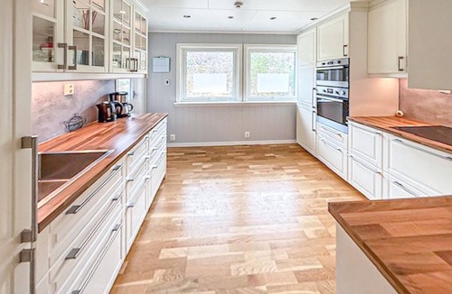 Askvoll House | Beautiful home in Kvammen with house sea view