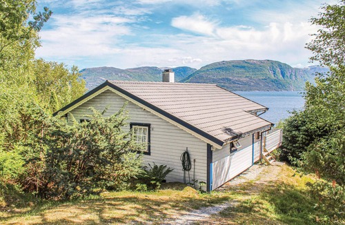 Brekke House | Beautiful home in Lavik with WiFi