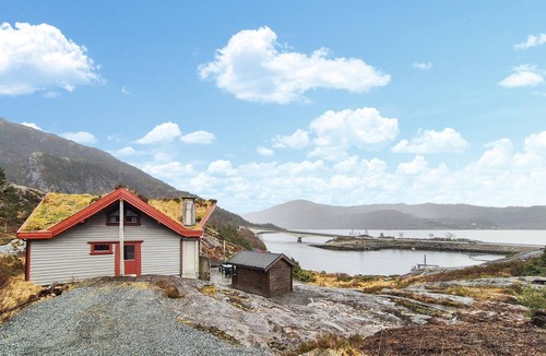 Masfjorden House | Beautiful home in Masfjordnes with sauna