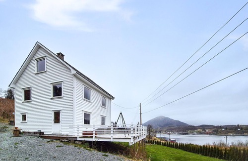 Vindafjord House | Beautiful home in Nedre Vats with house sea view