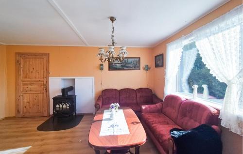 Vinnes House | Beautiful Home In Reksteren With Wifi