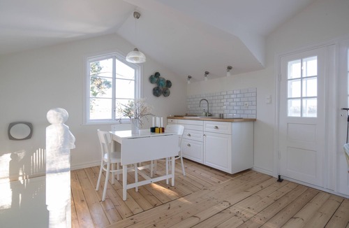Lake Malaren House | Beautiful Lofthouse, a cottage on a private beach lot by Lake Mälaren