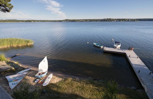 Lake Malaren House | Beautiful Lofthouse, a cottage on a private beach lot by Lake Mälaren