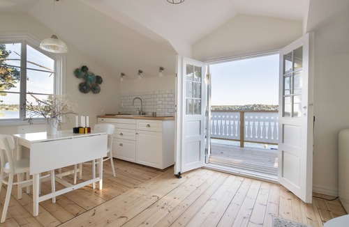Lake Malaren House | Beautiful Lofthouse, a cottage on a private beach lot by Lake Mälaren