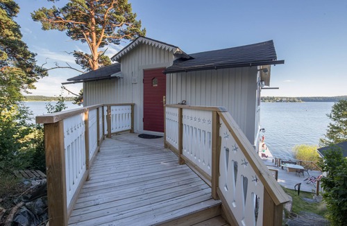 Lake Malaren Cabin | Beautiful Lofthus, cottage on a private beach plot by Lake Mälaren