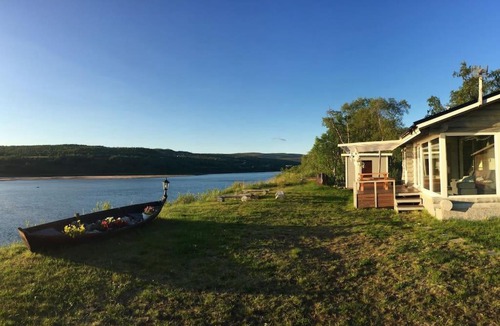 Polmak Apartment | Beautiful riverside cottage with sauna