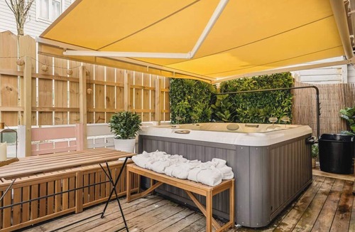 Sentrum House | Bergen Home: Jacuzzi, Fireplace, 400m to Bryggen