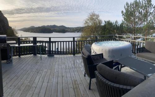 Fjell House | Bergen/Sotra: Sea cabin. Spa. Fishing. Boat