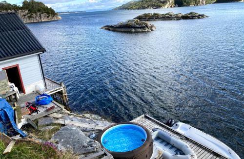 Fjell House | Bergen/Sotra: Sea cabin. Spa. Fishing. Boat