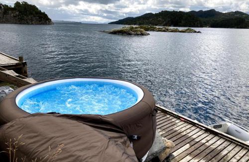 Fjell House | Bergen/Sotra:Waterfront cabin(s).Boat.Fish.Jacuzzi