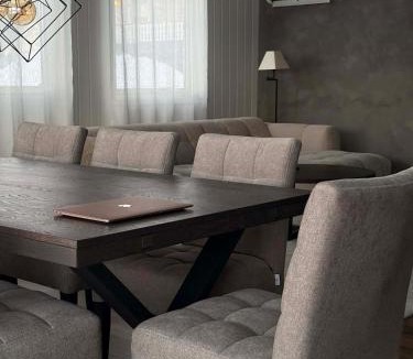 Lenvik Apartment | Big house in a quiet neighbourhood