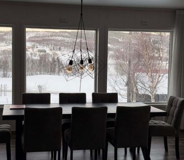 Lenvik Apartment | Big house in a quiet neighbourhood