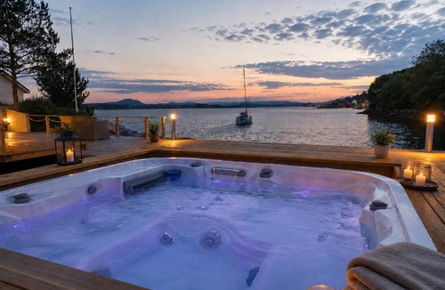 Herdla House | Big Waterfront Cabin - Sauna & Spa - Near Bergen - Sleeps 18