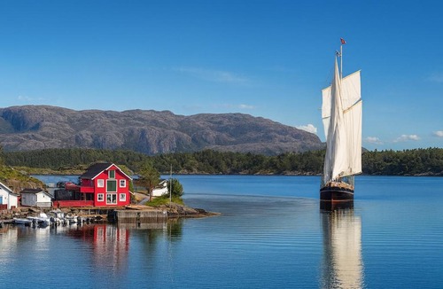 Herdla House | Big Waterfront Cabin - Sauna & Spa - Near Bergen - Sleeps 18