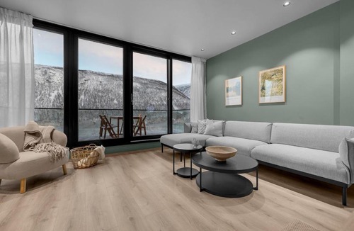 Tromsdalen Apartment | Björk Tromsø - Large, modern apartment with amazing views and heated indoor garage