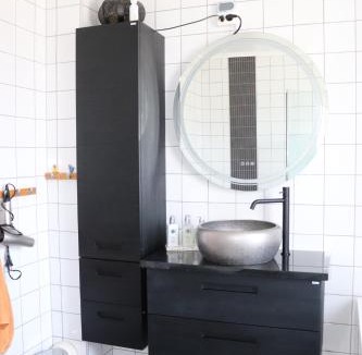 Farjestaden House | Blå rummet - Rum i familjärt boende - Sängkläder, handdukar & egen toa
