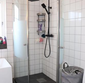 Farjestaden House | Blå rummet - Rum i familjärt boende - Sängkläder, handdukar & egen toa