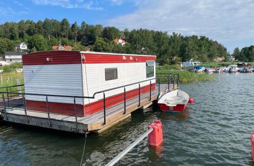 Gamleby House | Bo på husbåt med egen badplats