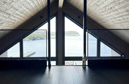 Nautnes Apartment | Boat house with sea views an hour from Bergen