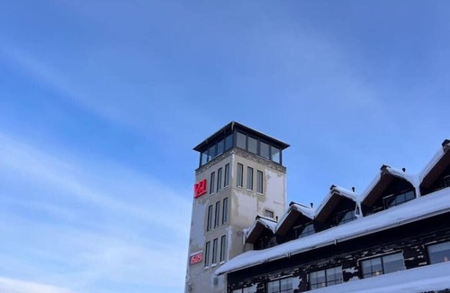 Akaslompolo Cabin | Brand-new log cabin in Ylläs - sauna, 2 min to ski bus - IG: @villa.cloudberry