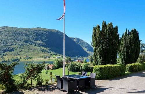 Askvoll Apartment | Breidablikk with 3 bedrooms and 1.5 bathrooms