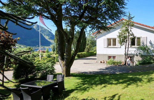 Askvoll Apartment | Breidablikk with 3 bedrooms and 1.5 bathrooms