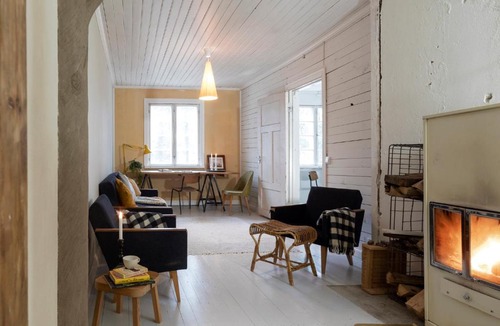 Raseborg Apartment | Bright and atmospheric apartment in a hundred year-old log house