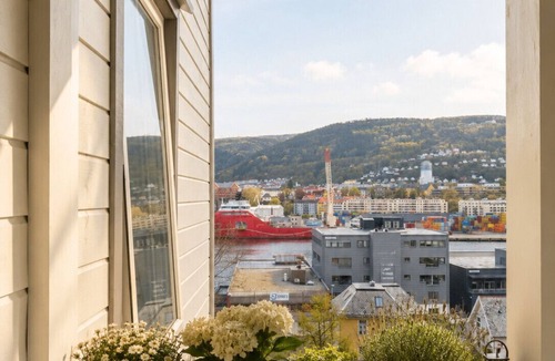 Laksevag Apartment | Bright Nordic apartment with sea & mountain views