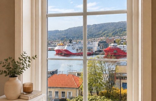 Laksevag Apartment | Bright Nordic apartment with sea & mountain views
