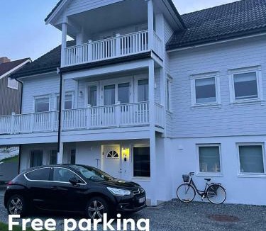 Valderhaugstranda Apartment | Bright & Spacious Apartment by the Sea, Free Parking, 10min to Airport, 12min to Ålesund
