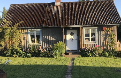 Fegen Cabin | Brygghuset - stay in a cottage on a small farm