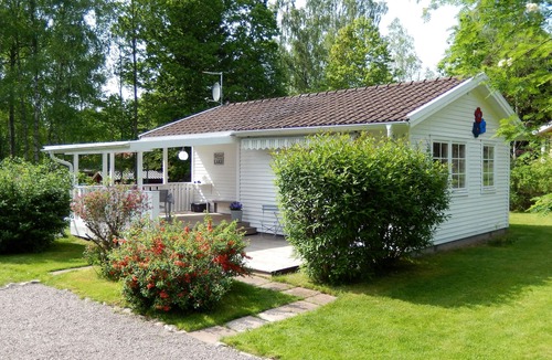 Fagerhult House | By the lake: Holiday home "Blomsterhus Soläng" in the municipality of Högsby in Småland