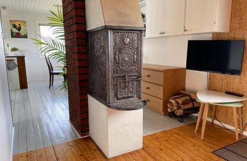 Hoviksnas House | Cabin at the sea close to public beach with a jumpingtower