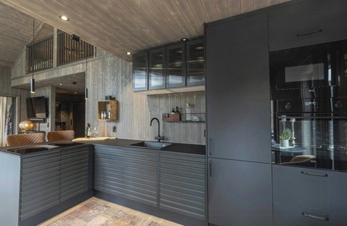 Kroderen House | Cabin by the river with private terrace