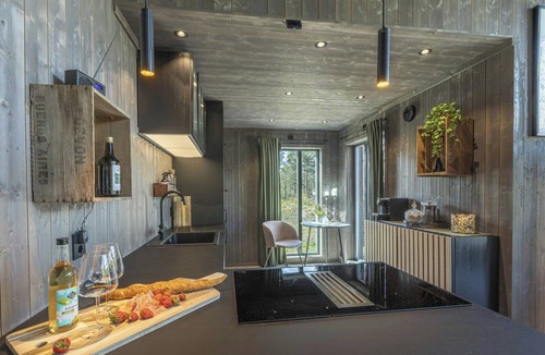 Kroderen House | Cabin by the river with private terrace