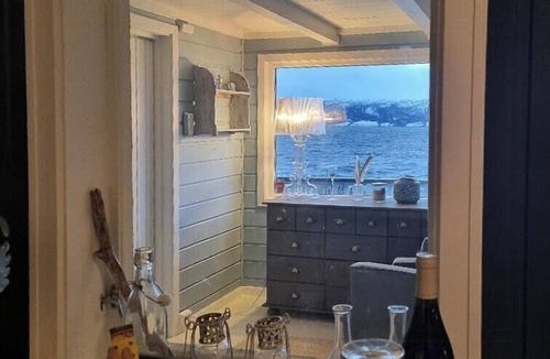 Torjulvagen House | Cabin by the sea with activities in Stangvika