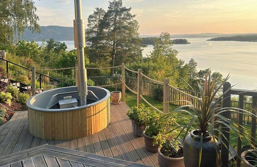 Hole House | Cabin by Tyrifjorden with hot tub and kayaks
