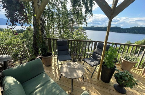 Hole House | Cabin by Tyrifjorden with hot tub and kayaks