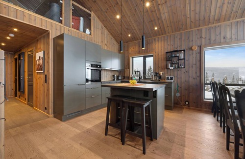 Skeikampen House | Cabin with forest edge views